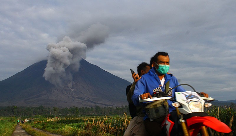 Waspada Awan Panas Gunung Semeru, Radius 1 Km Dilarang Beraktivitas - Bagian 1