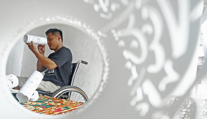 Penyandang Disabilitas Ini Mampu Produksi 60 Lampion per Bulan - Bagian 1