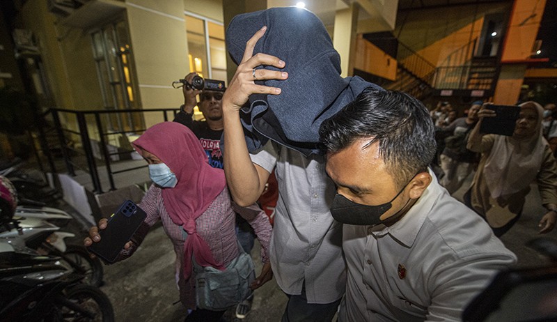 Malu, Dosen Unsri Tersangka Pelecehan Seksual Tutup Muka dengan Jaket - Bagian 3