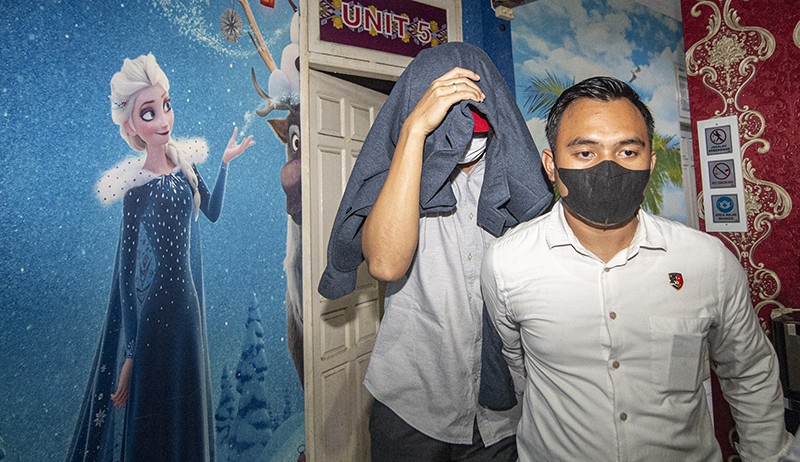 Malu, Dosen Unsri Tersangka Pelecehan Seksual Tutup Muka dengan Jaket - Bagian 2