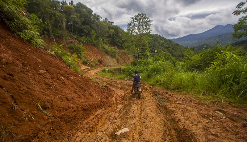 Pemerintah Daerah Dinilai Lamban Tangani Jalan Longsor di Hulu Sungai Tengah - Bagian 3