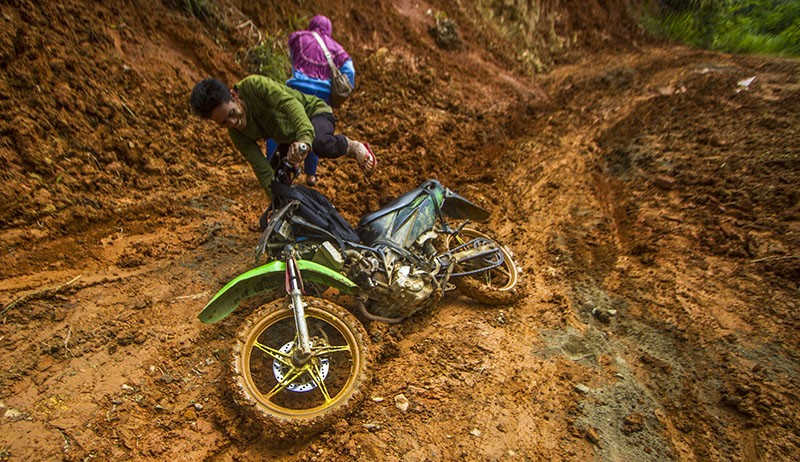 Pemerintah Daerah Dinilai Lamban Tangani Jalan Longsor di Hulu Sungai Tengah - Bagian 1