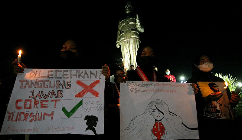 Aksi Keprihatinan terhadap Kasus Pelecehan Seksual, Mahasiswa Tabur Bunga - Bagian 3