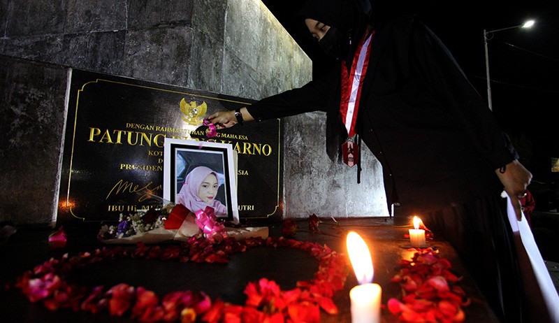 Aksi Keprihatinan terhadap Kasus Pelecehan Seksual, Mahasiswa Tabur Bunga - Bagian 1