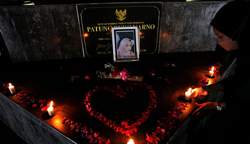 Aksi Keprihatinan terhadap Kasus Pelecehan Seksual, Mahasiswa Tabur Bunga - Bagian 2