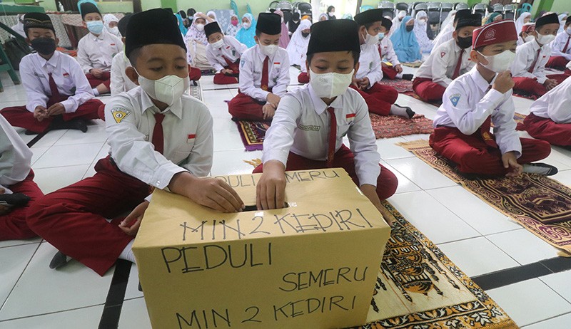 Pelajar Kediri Sholat Gaib untuk Korban Erupsi Gunung Semeru - Bagian 2