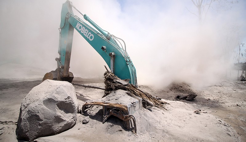 Ekskavator Tertimbun Material Vulkanik Gunung Semeru - Bagian 1