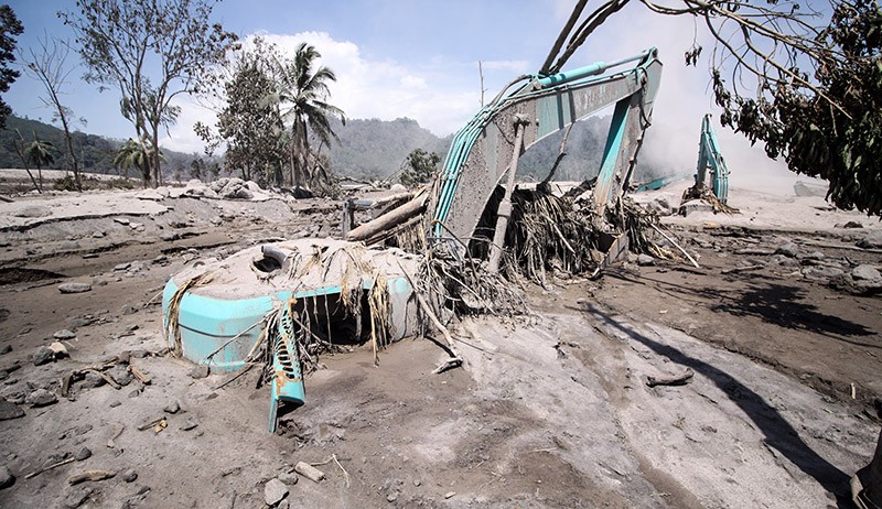 Ekskavator Tertimbun Material Vulkanik Gunung Semeru - Bagian 2