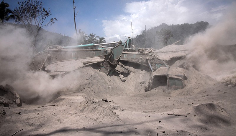 Ekskavator Tertimbun Material Vulkanik Gunung Semeru - Bagian 3