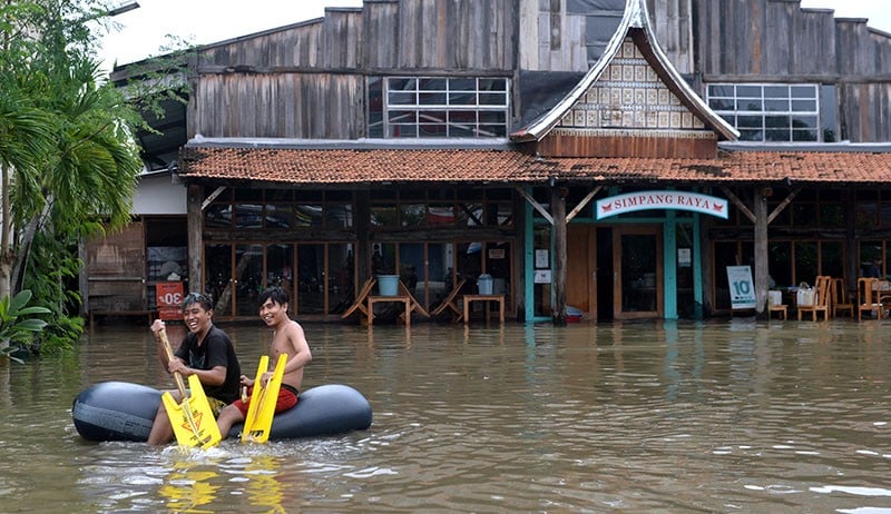 Kawasan Wisata Kuta Bali Terendam Banjir - Bagian 3