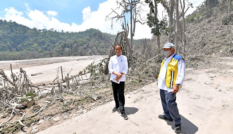 Presiden Jokowi Cek Dampak Letusan Gunung Semeru - Bagian 2