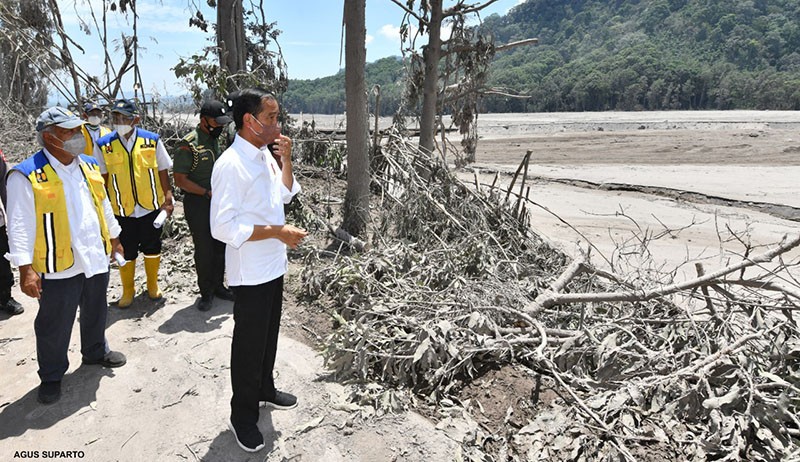 Presiden Jokowi Cek Dampak Letusan Gunung Semeru - Bagian 3