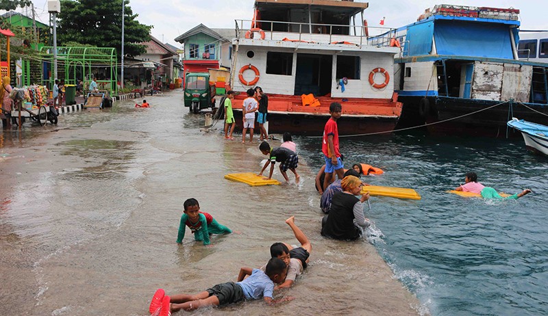 Pulau Panggang Terendam Banjir Rob - Bagian 1