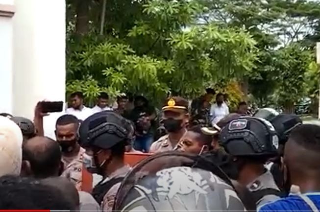   Kerusuhan Landa Kaimana Papua, Warga Lempari RSUD dengan Batu dan Kayu 