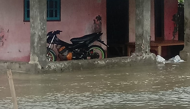    Banjir Rob Terjang Ratusan Rumah di Karawang, 3 Dusun Terisolasi