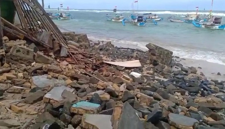 Gelombang Pasang Hantam Ujung Genteng Sukabumi, 20 Perahu dan 15 Bangunan Rusak