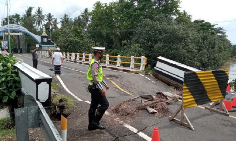 Jembatan Penghubung di Kota Bima NTB Roboh Diterjang Banjir