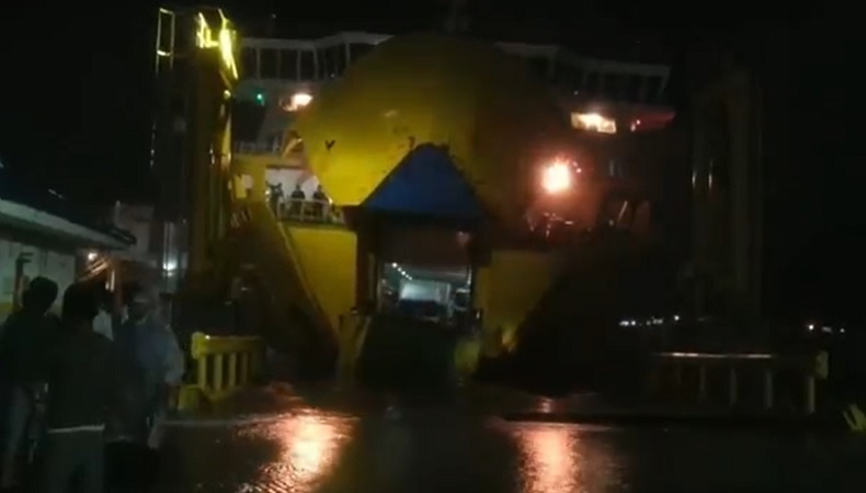 title Gelombang Tinggi, Kapal Feri Terombang-Ambing Tak Bisa Bersandar di Pelabuhan Merak Gelombang Tinggi, Kapal Feri Terombang-Ambing Tak Bisa Bersandar di Pelabuhan Merak