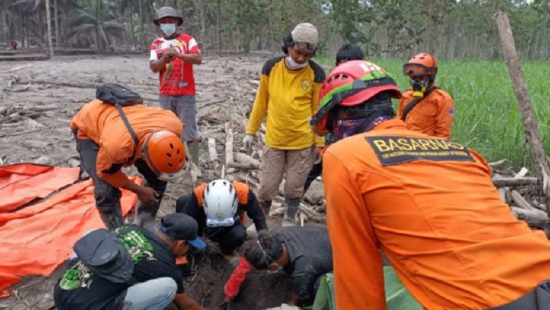 Korban Meninggal Erupsi Gunung Semeru Bertambah Jadi 34 Orang, Banyak Tertimbun Abu Vulkanik