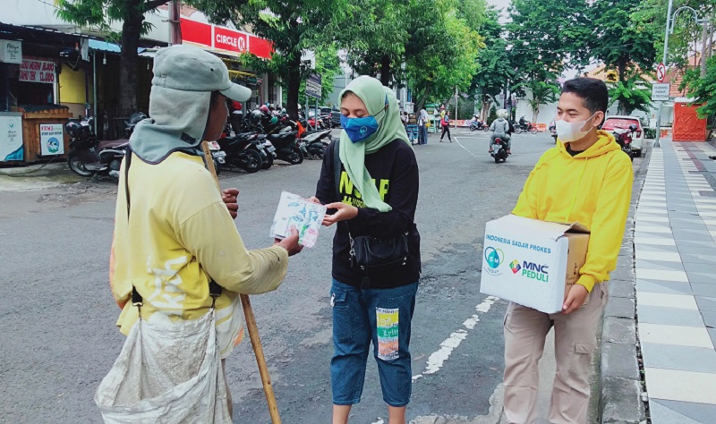 Cegah Covid-19, MNC Peduli dan Relawan Insap Bagikan Paket Protokol Kesehatan di Surabaya