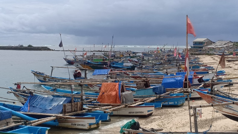 Cuaca Ekstrem Picu Gelombang Tinggi, Ribuan Nelayan Ujunggenteng Sukabumi Takut Melaut