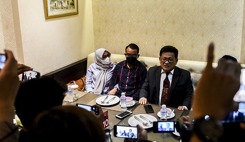 Sambil Dipeluk Sang Istri, Dosen Unsri Bantah Melakukan Pelecehan Seksual - Bagian 3