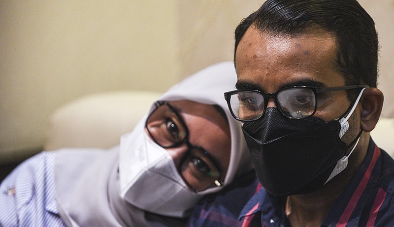 Sambil Dipeluk Sang Istri, Dosen Unsri Bantah Melakukan Pelecehan Seksual - Bagian 1