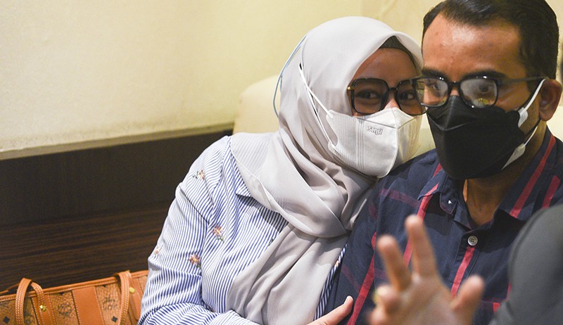 Sambil Dipeluk Sang Istri, Dosen Unsri Bantah Melakukan Pelecehan Seksual - Bagian 2