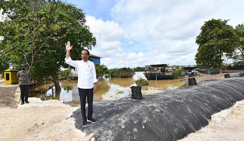 Presiden Jokowi Cek Pembuatan Geobag Penahan Banjir di Sintang - Bagian 2