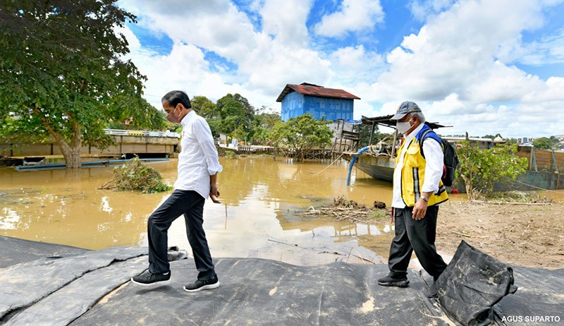 Presiden Jokowi Cek Pembuatan Geobag Penahan Banjir di Sintang - Bagian 3