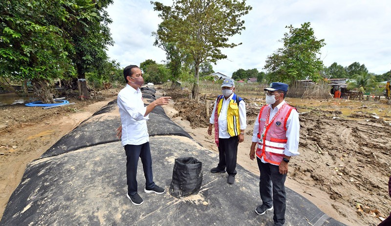 Presiden Jokowi Cek Pembuatan Geobag Penahan Banjir di Sintang - Bagian 4