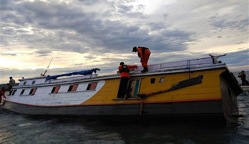 Kapal Karam Dihantam Gelombang Tinggi di Konawe, Penumpang Diselamatkan Tim SAR - Bagian 1