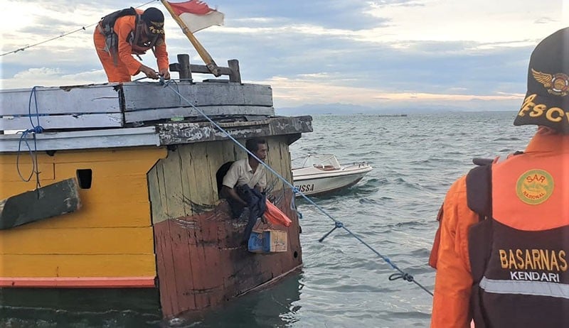 Kapal Karam Dihantam Gelombang Tinggi di Konawe, Penumpang Diselamatkan Tim SAR - Bagian 3