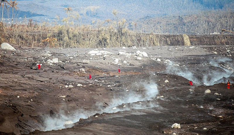 Tim SAR Terus Mencari Korban Tertimbun Abu Vulkanik Gunung Semeru - Bagian 1