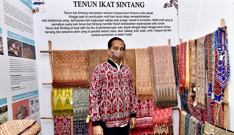Ketika Presiden Jokowi Jatuh Cinta dengan Jaket Bomber Berbahan Tenun Ikat Sintang - Bagian 1