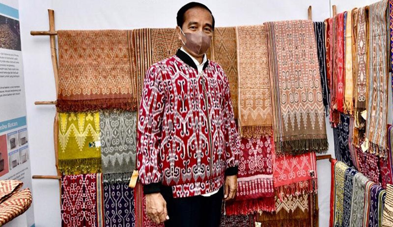 Ketika Presiden Jokowi Jatuh Cinta dengan Jaket Bomber Berbahan Tenun Ikat Sintang - Bagian 2