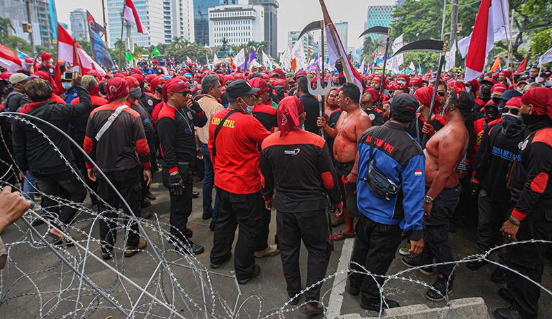 Foto Massa Buruh Berusaha Terobos Barikade Kawat Duri di Patung Kuda - Bagian 3