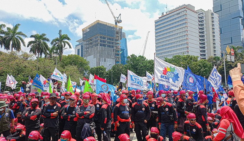 Foto Massa Buruh Berusaha Terobos Barikade Kawat Duri di Patung Kuda - Bagian 4