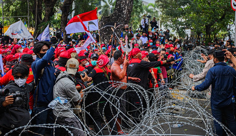 Foto Massa Buruh Berusaha Terobos Barikade Kawat Duri di Patung Kuda - Bagian 2
