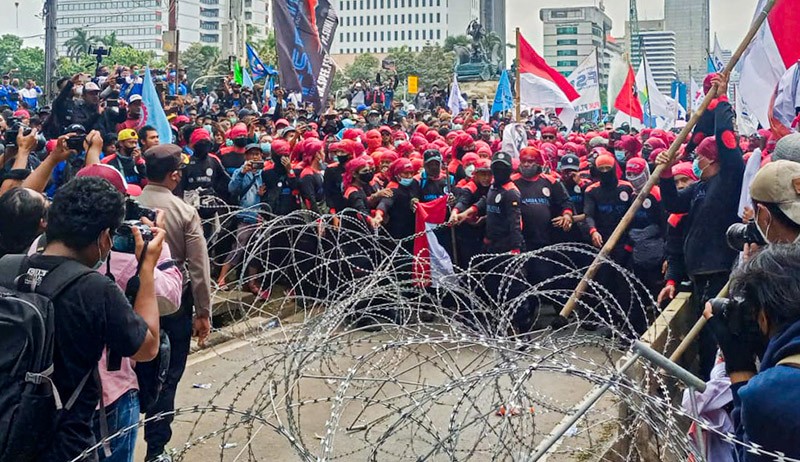Foto Massa Buruh Berusaha Terobos Barikade Kawat Duri di Patung Kuda - Bagian 1