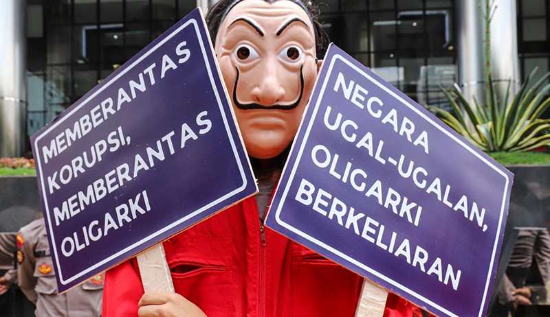 Aksi Geng Money Heist Datangi KPK Bawa Cairan Pembersih Tangan dari Korupsi - Bagian 3