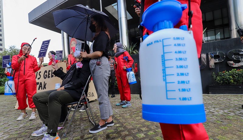 Aksi Geng Money Heist Datangi KPK Bawa Cairan Pembersih Tangan dari Korupsi - Bagian 4