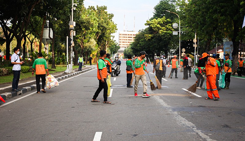Demo Buruh Bubar, Petugas PPSU Gerak Cepat Bersihkan Sampah Berserakan di Jalan - Bagian 4