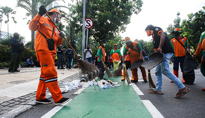 Demo Buruh Bubar, Petugas PPSU Gerak Cepat Bersihkan Sampah Berserakan ...