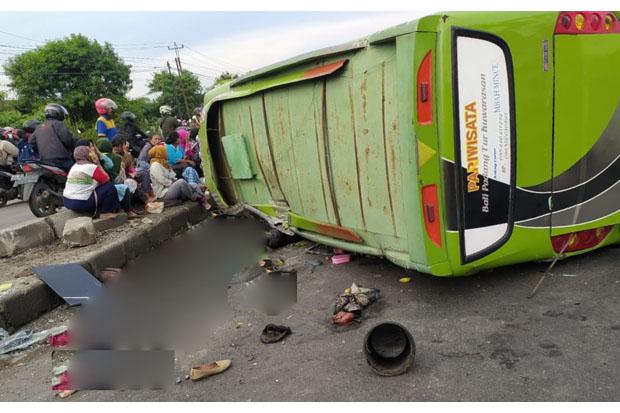 Hindari Motor Mini Bus Angkut Karyawan Terguling di Demak, 3 Tewas 