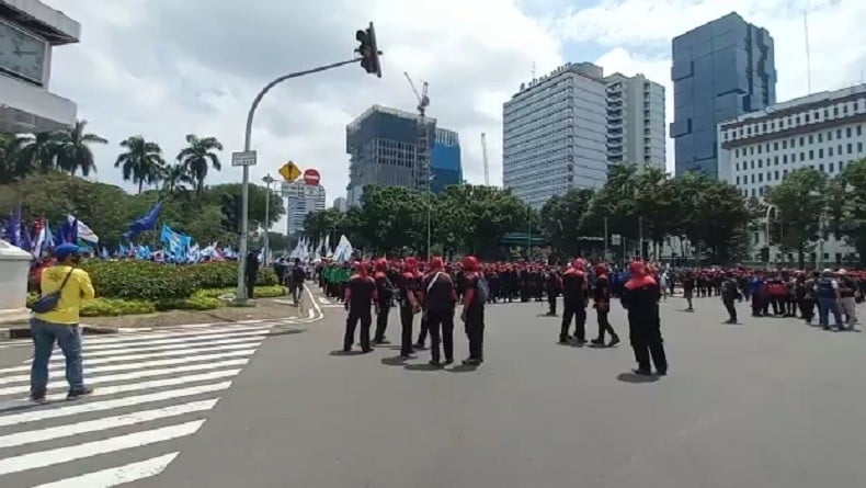 Demo Buruh, Polisi Tutup Jalan Merdeka Selatan Dan Barat