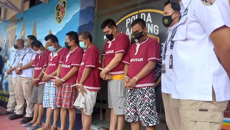 title Polda Lampung Tangkap 6 Pelaku Pencuri Truk dengan Modus Pesan Pasir Polda Lampung Tangkap 6 Pelaku Pencuri Truk dengan Modus Pesan Pasir