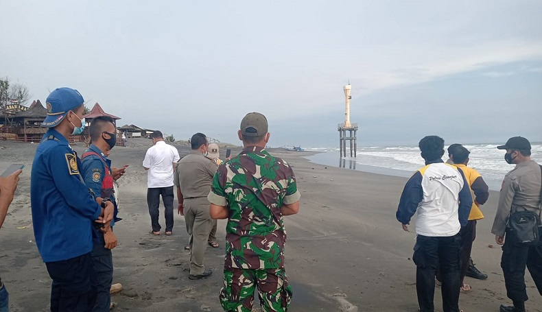 7 Santri Terseret Ombak Pantai Apra Cianjur, 1 Hilang
