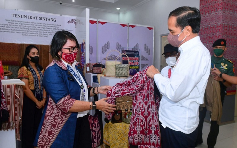 title Jaket Bomber Jokowi Motif Tenun Ikat Khas Dayak Buatan Perajin UMKM Sintang Jaket Bomber Jokowi Motif Tenun Ikat Khas Dayak Buatan Perajin UMKM Sintang