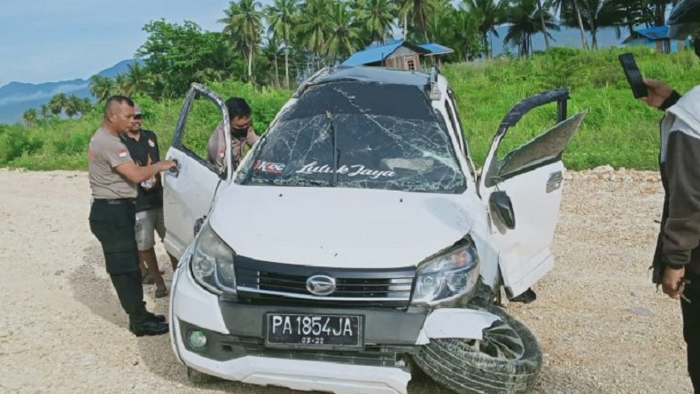 Polisi Temukan Mobil Ringsek Tabrak Tiang Listrik, Pengemudi Hilang Misterius